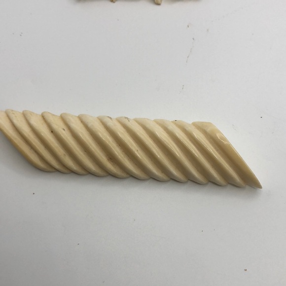 Elegant Vintage Carved Brooch - Picture 1 of 8